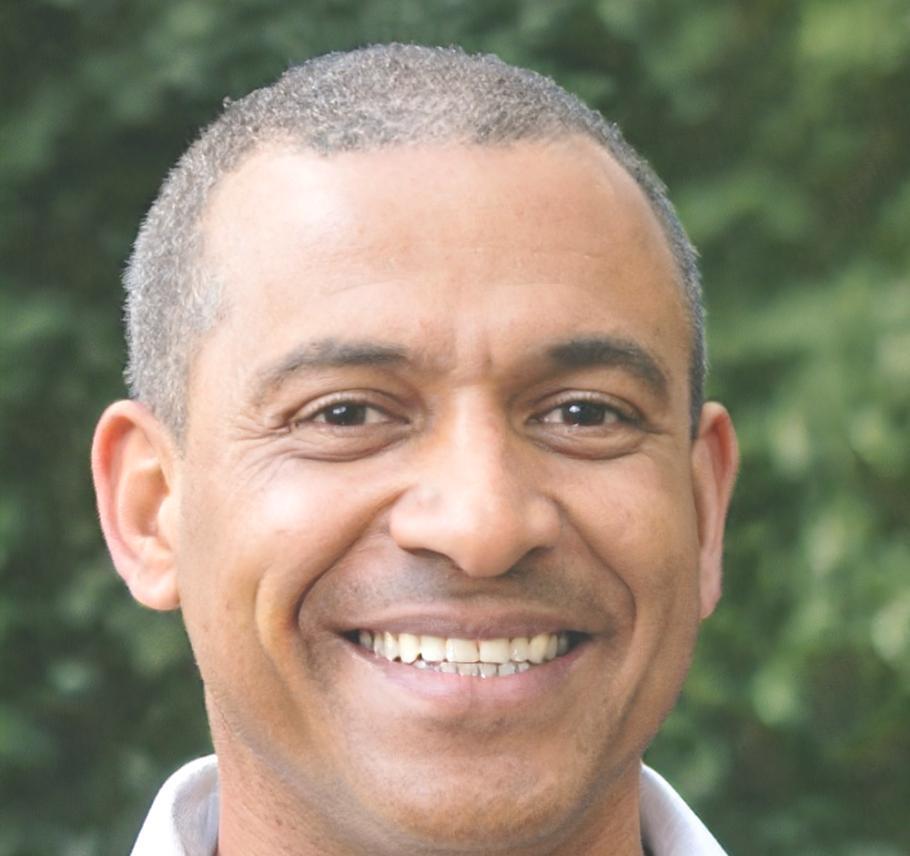 Retrato profesional de Adrián Vargas