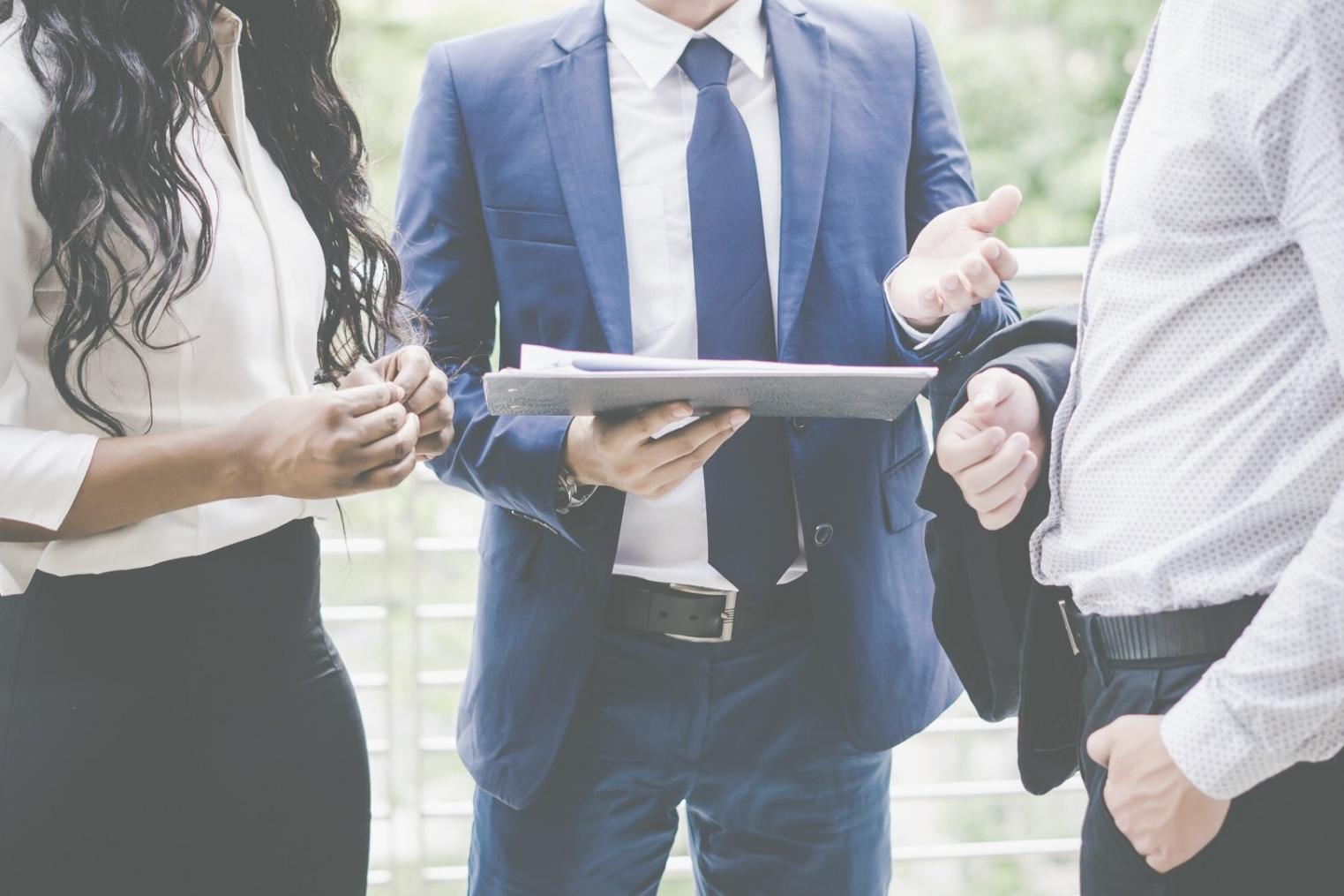 Estudiante trabajando en planificación financiera personal
