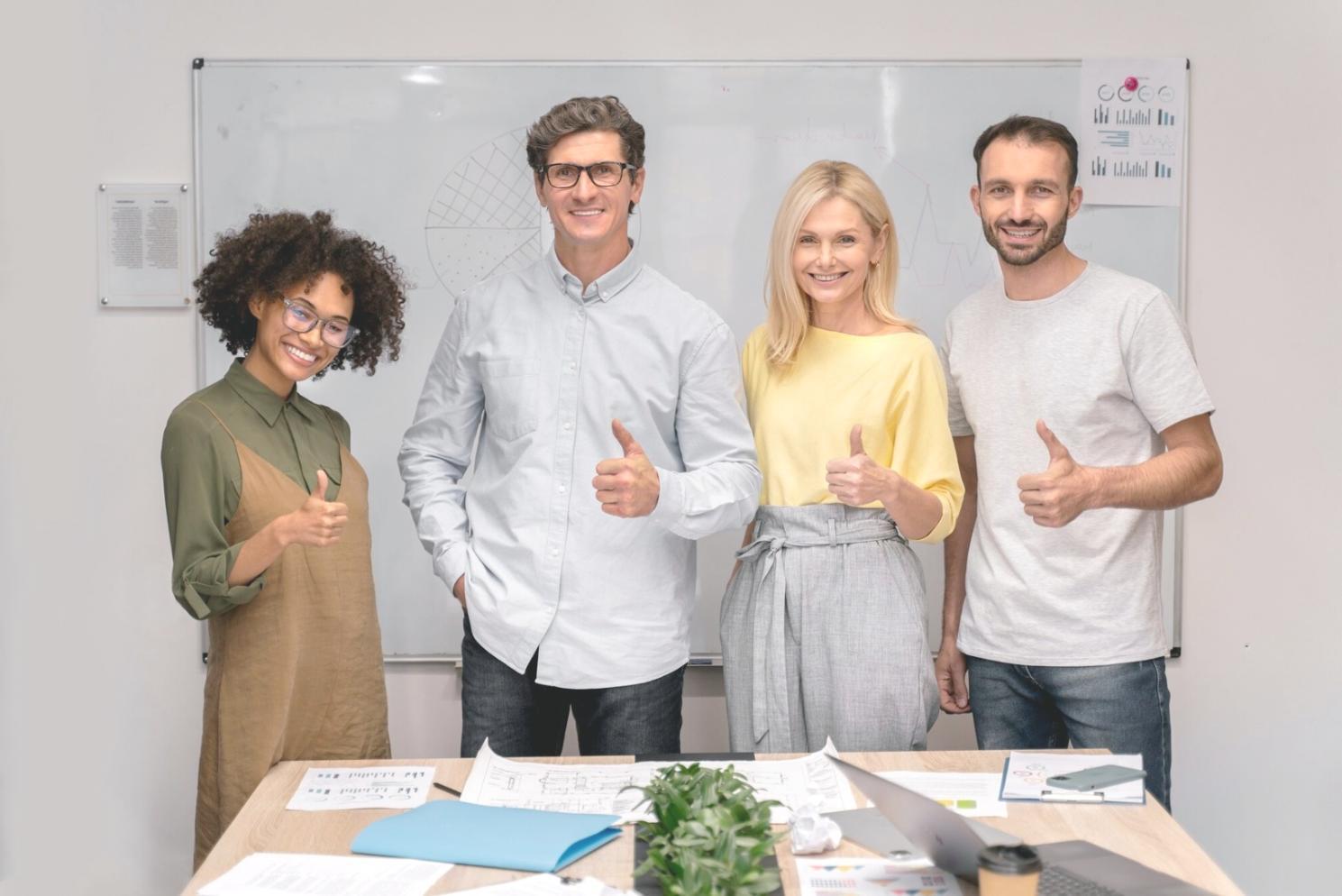 Reunión de planificación financiera con documentos y calculadora